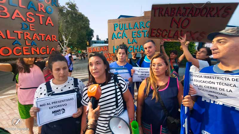 Docentes realizaron un ruidazo en Rosario y anunciaron una carpa itinerante que recorrerá la provincia