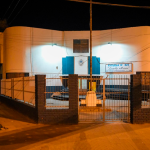 Tiraron una bomba molotov y colgaron otra bandera en una escuela de Casiano Casas