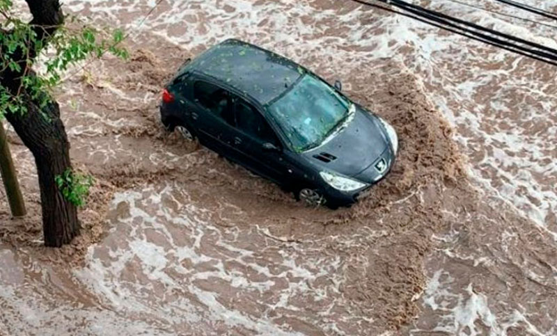 Intensa tormenta en Mendoza: se producen cortes de rutas, anegamientos y varias personas fueron rescatadas