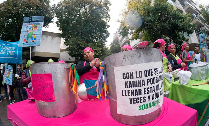 Barrios de Pie realizó una olla popular frente al departamento de Manuel Adorni