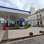 Mientras sube el petróleo, YPF anunció que no aumentará la nafta por 45 días
