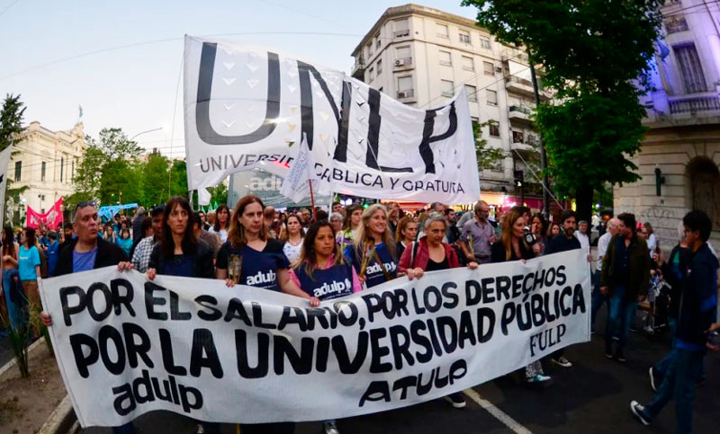 Universidades exigen a Milei cumplir la ley y convocan a una marcha federal