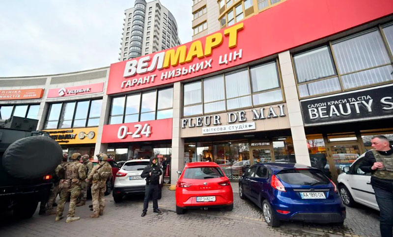 Un tiroteo en un supermercado en Ucrania dejó cinco muertos y más de diez heridos, y el atacante fue abatido