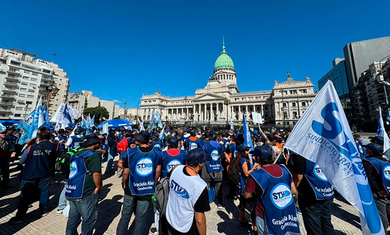 Trabajadores viales presentaron una denuncia contra Milei por presunto uso irregular de fondos