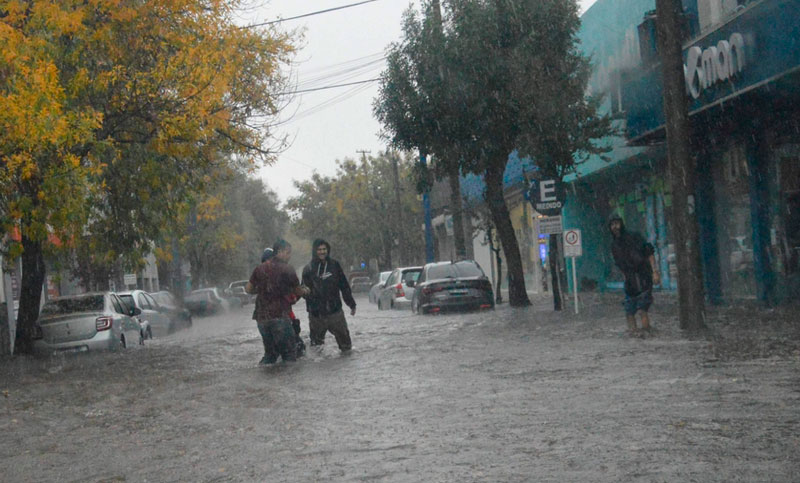 Fuerte temporal azotó a La Pampa: cayeron 90 milímetros, calles inundadas y cortes de luz en Santa Rosa