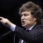 Milei dijo que “es mentira que la gente no llega a fin de mes” y justificó los créditos a funcionarios: “No mataron a nadie”