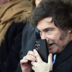 Milei insiste en atacar a la prensa: difundió imágenes de periodistas con esposas y los llamó “basuras inmundas”