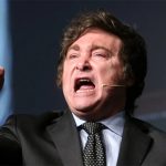 “Chorros” y “corruptos”: Milei insultó a los periodistas que cubrían el informe de Adorni