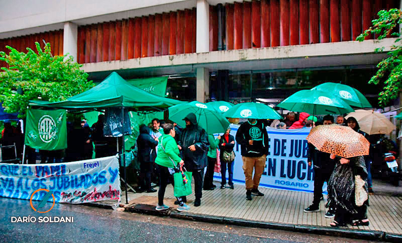 Carpa negra por la corrupción en PAMI: «Milei nos declaró la guerra a los estatales»