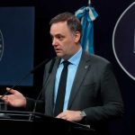El juez pidió levantar el secreto bancario de Adorni, mientras avanza la investigación por el vuelo oficial a Estados Unidos