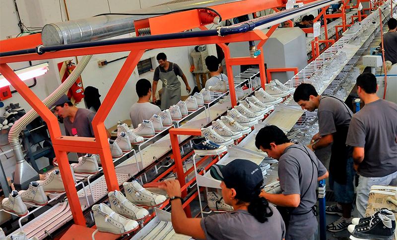 John Foos deja de fabricar zapatillas en Argentina e importará calzado de China: peligran 50 empleos