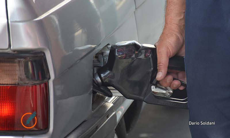 Impacto de Medio Oriente y política interna: el precio del litro de nafta en Argentina es 35% más caro que en Estados Unidos