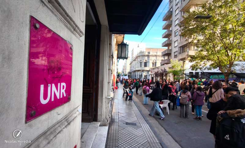 Ante la presión del Gobierno, la comunidad universitaria exige que se cumpla con la ley aprobada hace 180 días