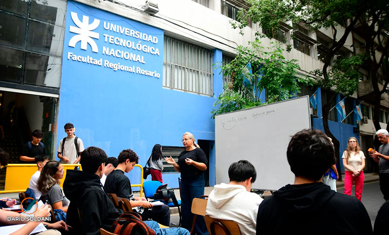 Las aulas a la calle: docentes universitarios protestaron con una clase pública en pleno centro de Rosario