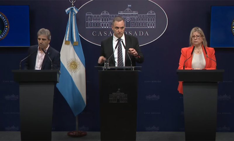 Caputo, en conferencia con Adorni: “Lo de Manuel no impacta, el Riesgo País no baja por el riesgo kuka”