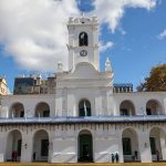 25 de Mayo en clave histórica: el pasado que se replica en el presente y una materia pendiente como país