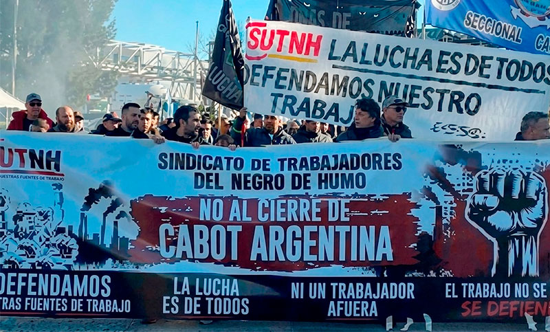 Trabajadores de Cabot marcharon en Campana tras el cierre de la histórica planta