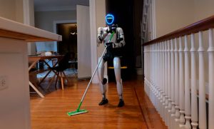 El primer robot humanoide ya limpia casas particulares por 150 dólares en Estados Unidos