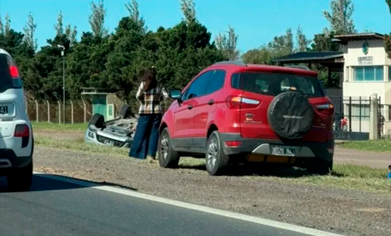 Choque y vuelco en Funes: una mujer murió y su pareja resultó con graves heridas
