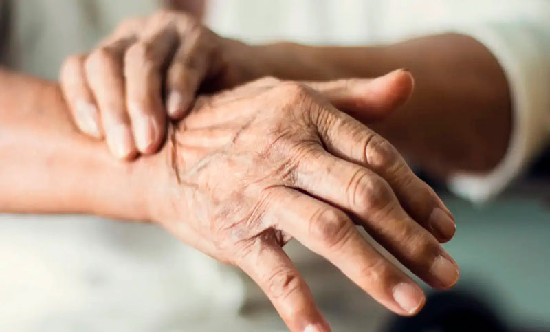 Parkinson, la enfermedad que padecía el Indio Solari: síntomas y tratamientos