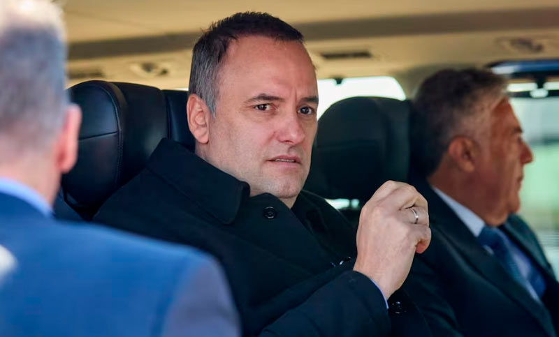 Tras su salida como Jefe de Gabinete, la oposición reclama que Adorni también abandone su cargo en el directorio de YPF