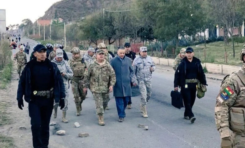 Bolivia: ministro de defensa lidera operativo de desbloqueo en ruta clave de abastecimiento