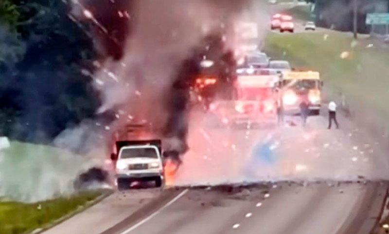 Una camioneta cargada con fuegos artificiales se incendió en una autopista de Estados Unidos y provocó una serie de explosiones