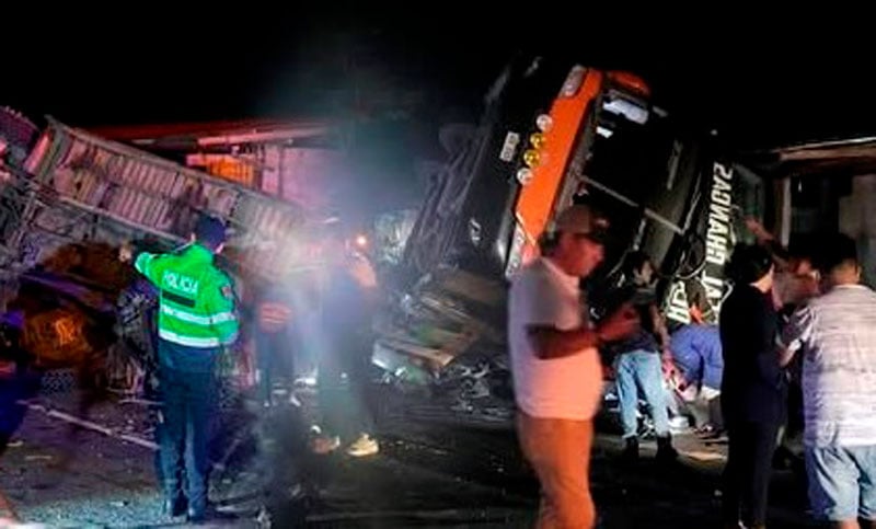 Trágico accidente en Perú: un colectivo despistó y dejó al menos 11 muertos y 16 heridos