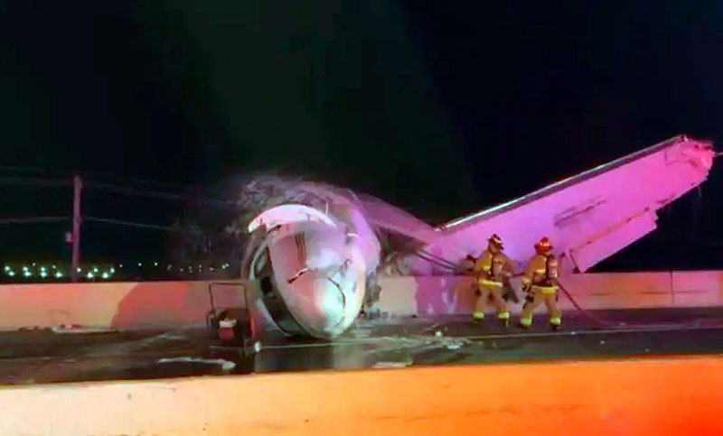 Una avioneta cayó sobre una autopista en Texas: un muerto y cinco heridos