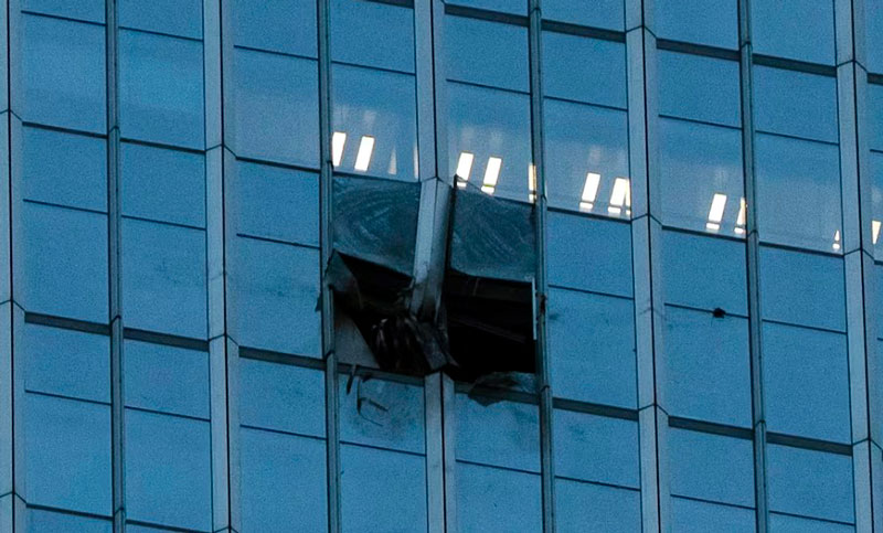 China: una avioneta se estrelló contra el rascacielos más alto de Beijing
