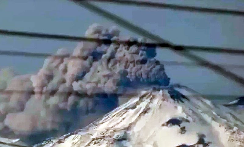Alerta amarilla en el volcán Nevados de Chillán al registrar una emisión de cenizas cerca de Neuquén