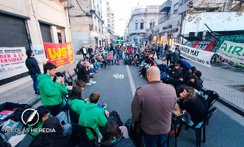 Estudiantes y docentes universitarios llevaron adelante clases públicas en reclamo de la aplicación de la Ley de Financiamiento