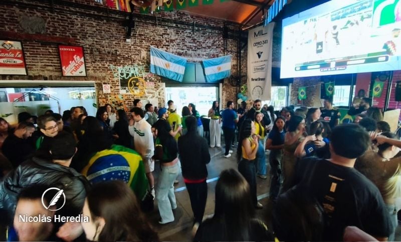 Rosario se vistió de verdeamarela: la colectividad brasileña festejó el triunfo ante Japón en el Mercado del Patio