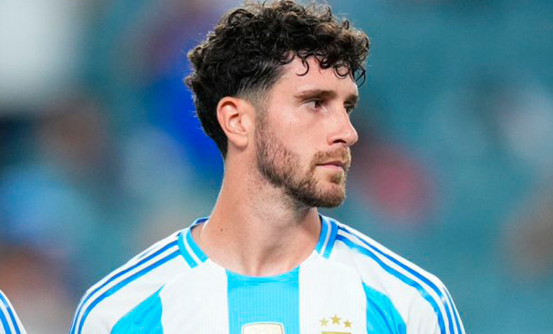 Marcos Senesi se suma al plantel argentino tras la salida de Balerdi