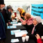 Los jubilados y otra junta de firmas en el centro rosarino: «Todos los políticos hablan, pero hacen muy poco»