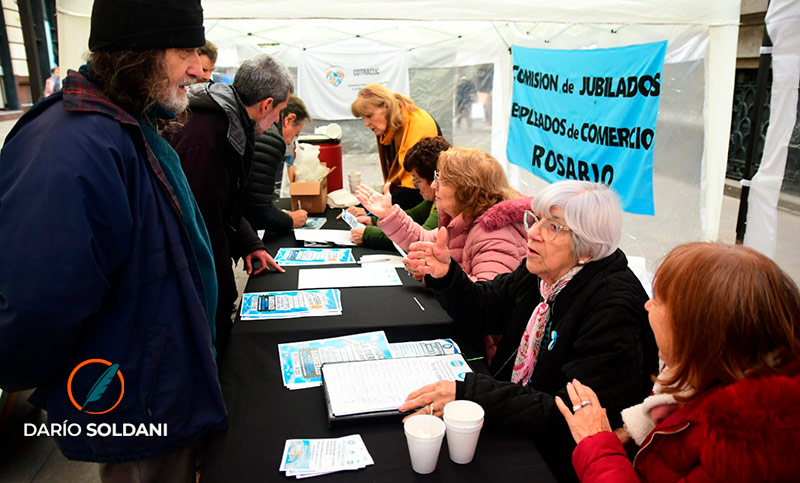 Los jubilados y otra junta de firmas en el centro rosarino: «Todos los políticos hablan, pero hacen muy poco»