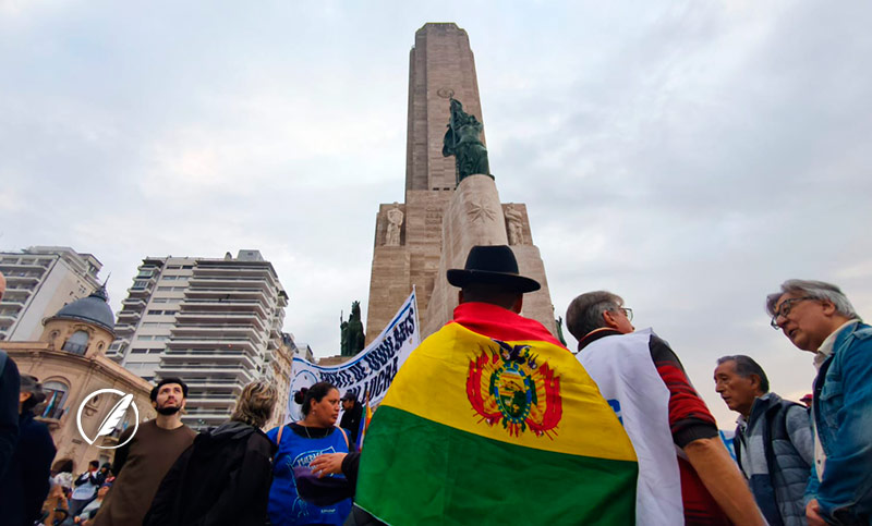 Pueblos originarios apoyaron a la sociedad boliviana con una marcha contundente en Rosario