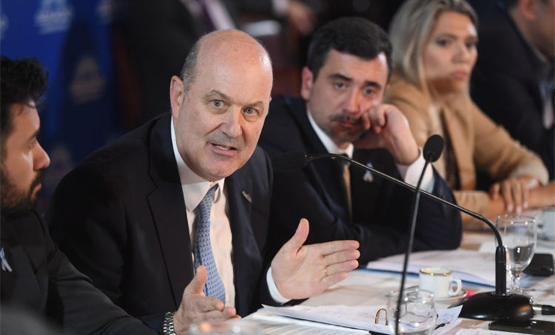 Comienza el debate de una nueva Ley de Sociedades que permitiría armar empresas con Inteligencia Artificial: Sturzenegger va al Congreso