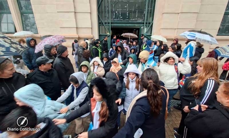 La lluvia complicó la jura a la Bandera: hubo enojos, chicos a la intemperie y algunos de ellos descompuestos