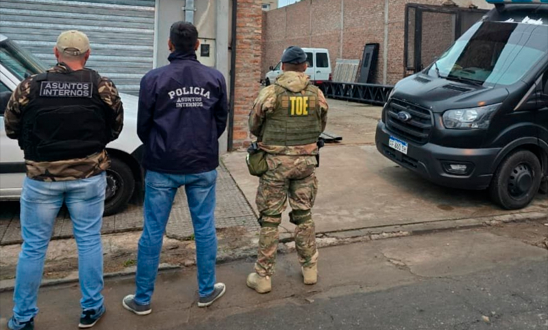 Nueve policías fueron detenidos en Rosario: los acusan de prenderle fuego a un hombre en un operativo ilegal