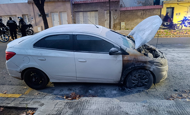 Incendiaron el auto de la encargada de una fábrica de ropa deportiva de Rosario