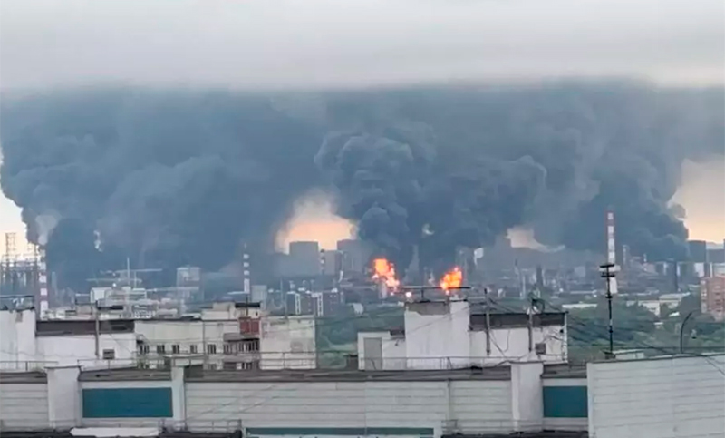 Ucrania atacó con drones una planta petrolera rusa: hubo incendios y se paralizó la actividad aerocomercial en la región