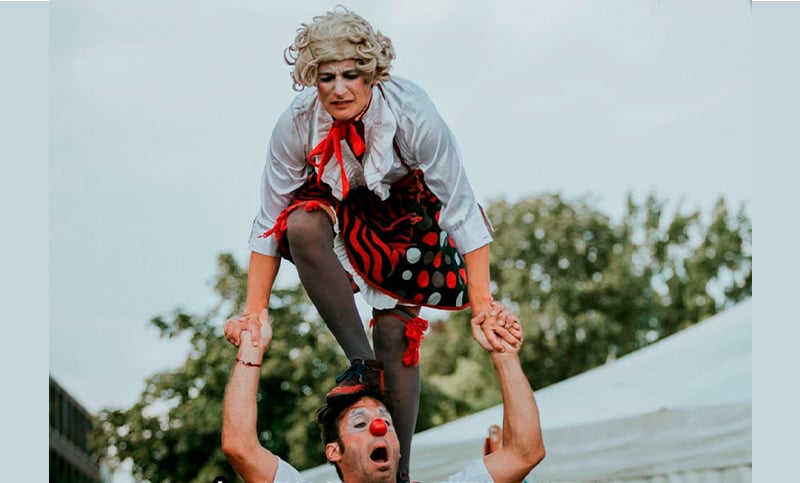 Acrobacia, magia y danza con el espectáculo familiar “Tentempié” en el teatro de AEC