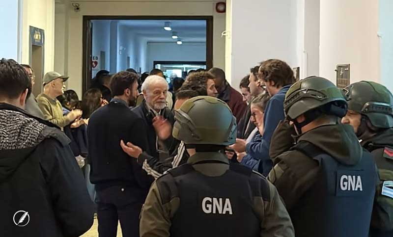 Despidos, Gendarmería y silencio oficial: tensión en la Comisión de Energía Atómica ante vencimiento de contratos
