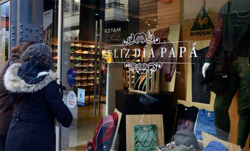Los comercios de calle San Luis abren este sábado con ofertas y promociones de cara al Día del Padre