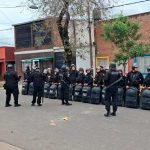 Denuncia de abuso en un jardín de Empalme Graneros: piedrazos y enfrentamiento con la policía tras la salida de los docentes
