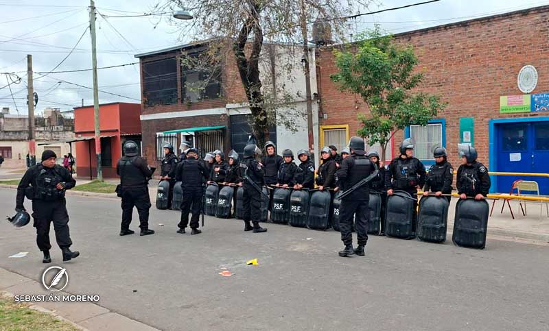 Denuncia de abuso en un jardín de Empalme Graneros: piedrazos y enfrentamiento con la policía tras la salida de los docentes