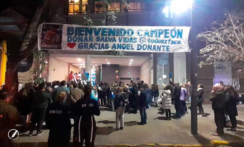Un nene volvió a su casa después de recibir un trasplante y amigos le dieron una especial bienvenida