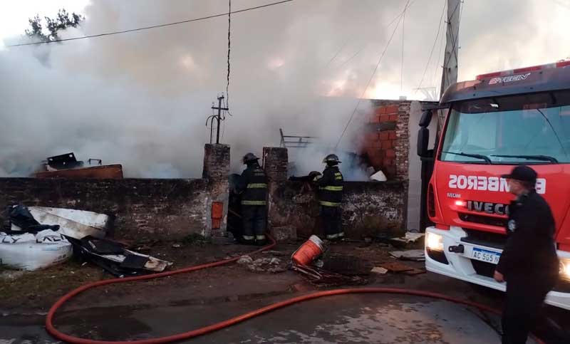 Un voraz incendio se desató en una vivienda de zona sudoeste