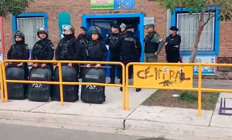 Graves disturbios en la puerta de un jardín por un presunto hecho de abuso sexual